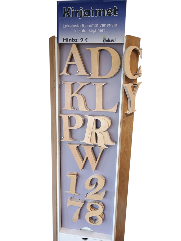 Isoja sisustuskirjaimia myymälän telineessä.